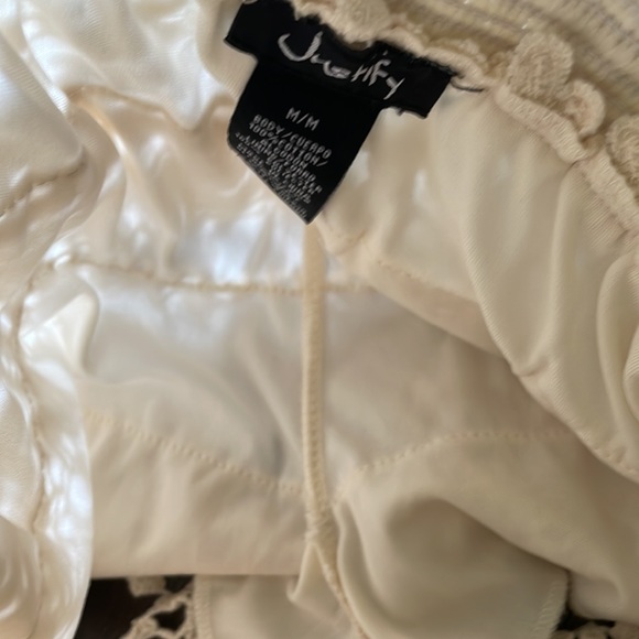Justify Antique white eyelet shorts size medium - Picture 5 of 5